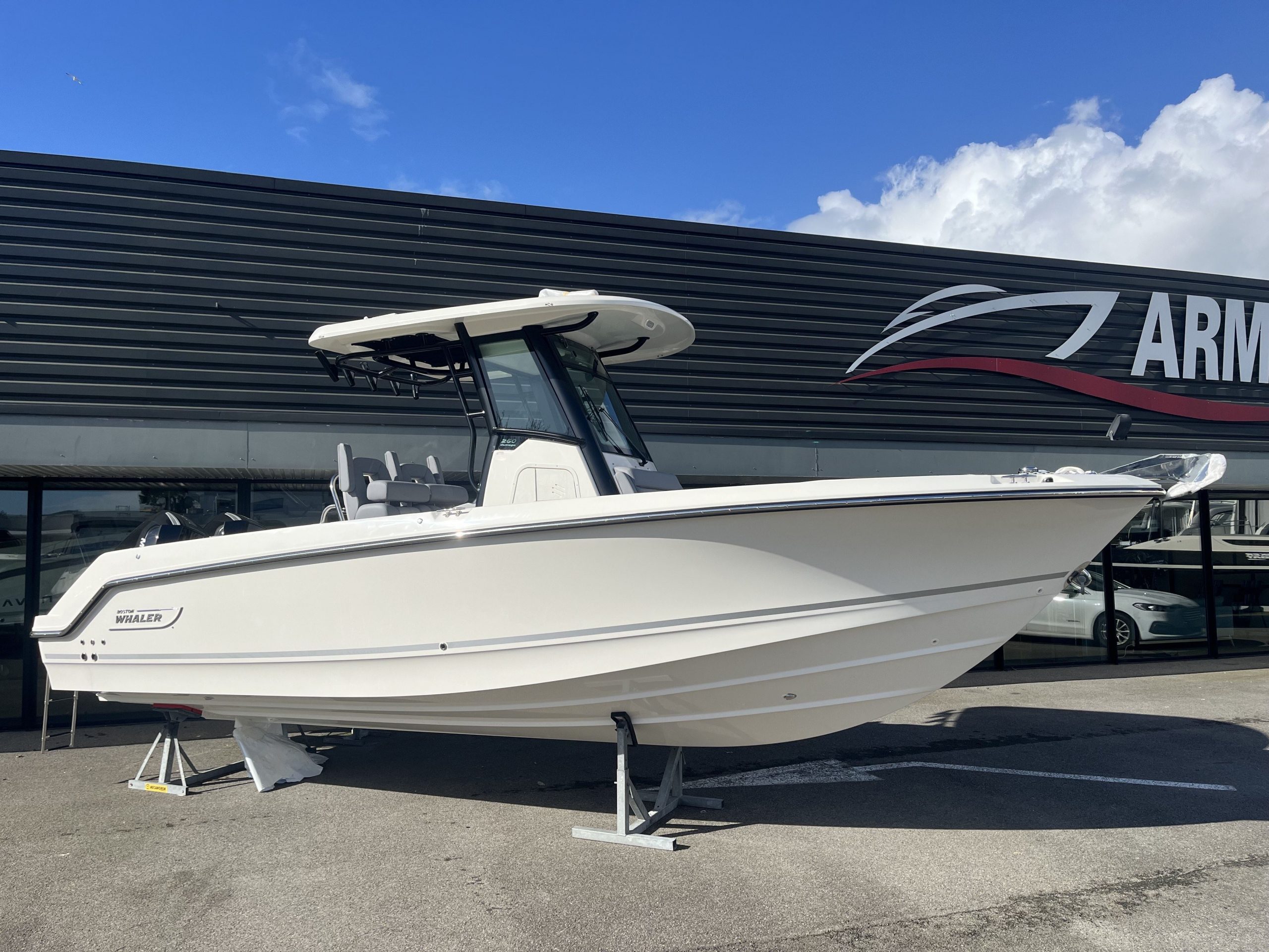 BOSTON WHALER - 250 OUTRAGE