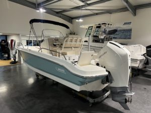 BOSTON WHALER 220 DAUNTLESS