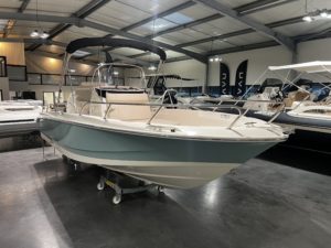 BOSTON WHALER 220 DAUNTLESS