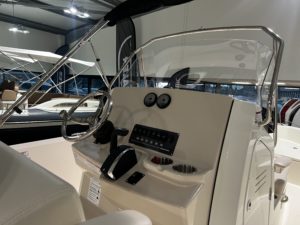 BOSTON WHALER 220 DAUNTLESS