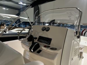 BOSTON WHALER 220 Dauntless